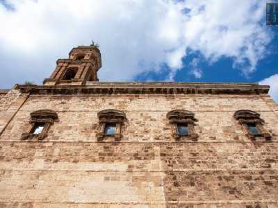 Torniamo sui nostri passi e raggiungiamo la facciata laterale della chiesa, contraddistinta da quattro eleganti finestre